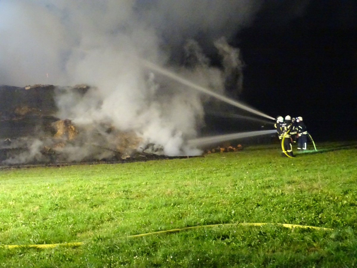 KFV-CW: Hütte auf Pferdehof geht in Flammen auf