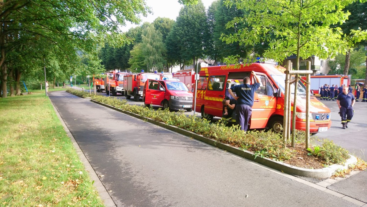 FW-OE: Feuerwehrbereitschaft RP Arnsberg mit Kräften aus dem Kreis Olpe übten Zusammenarbeit in Neuenrade