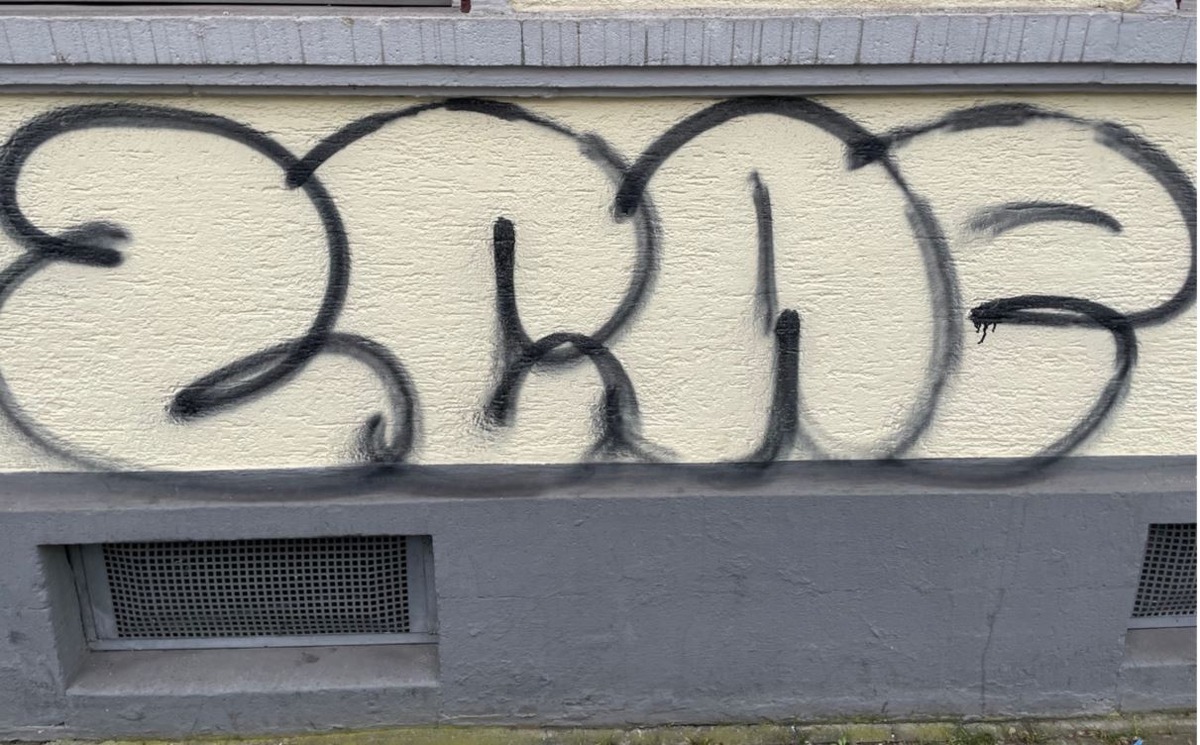 POL-PPWP: Hauswände mit Graffiti beschmiert