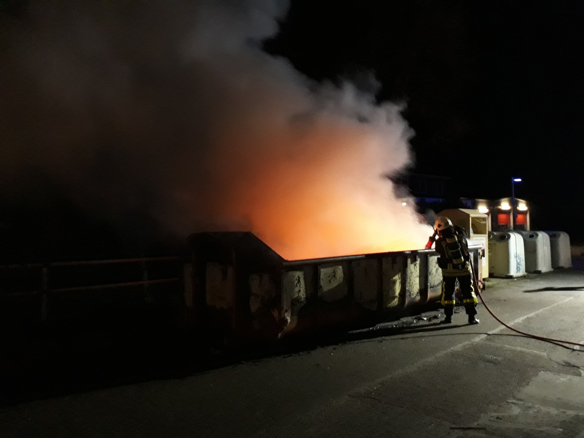 FW-Dorsten: 12 cbm-Schuttmulde in Vollbrand