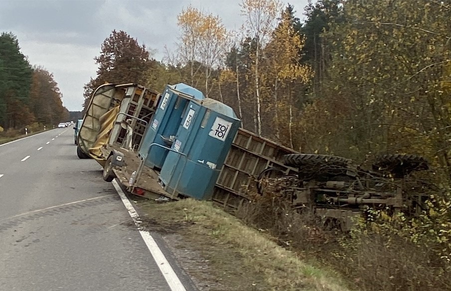 POL-PDNW: (Haßloch) Traktorgespann umgekippt