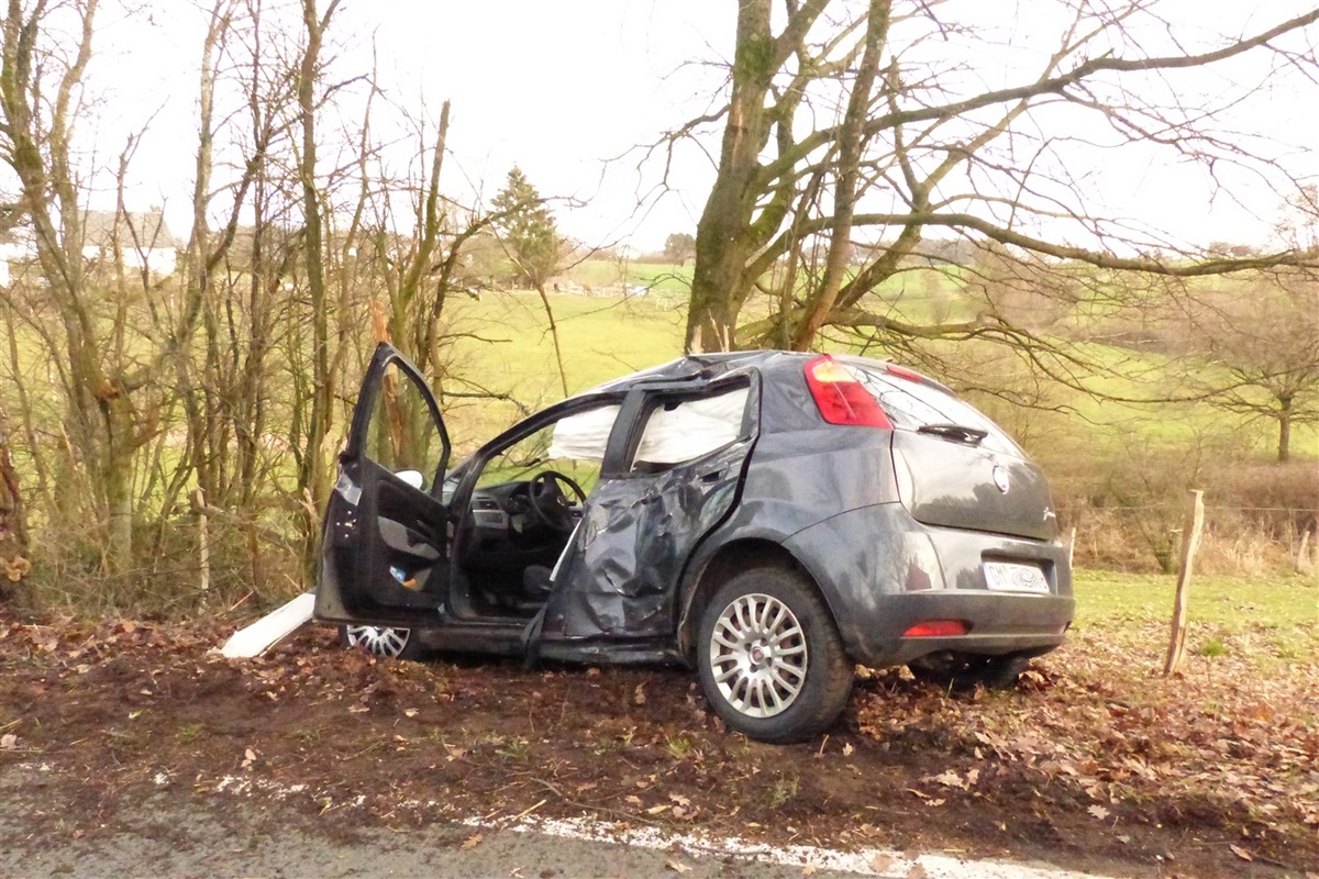 POL-GM: 281218-1374:  Auto prallt vor Baum - zwei Leichtverletzte