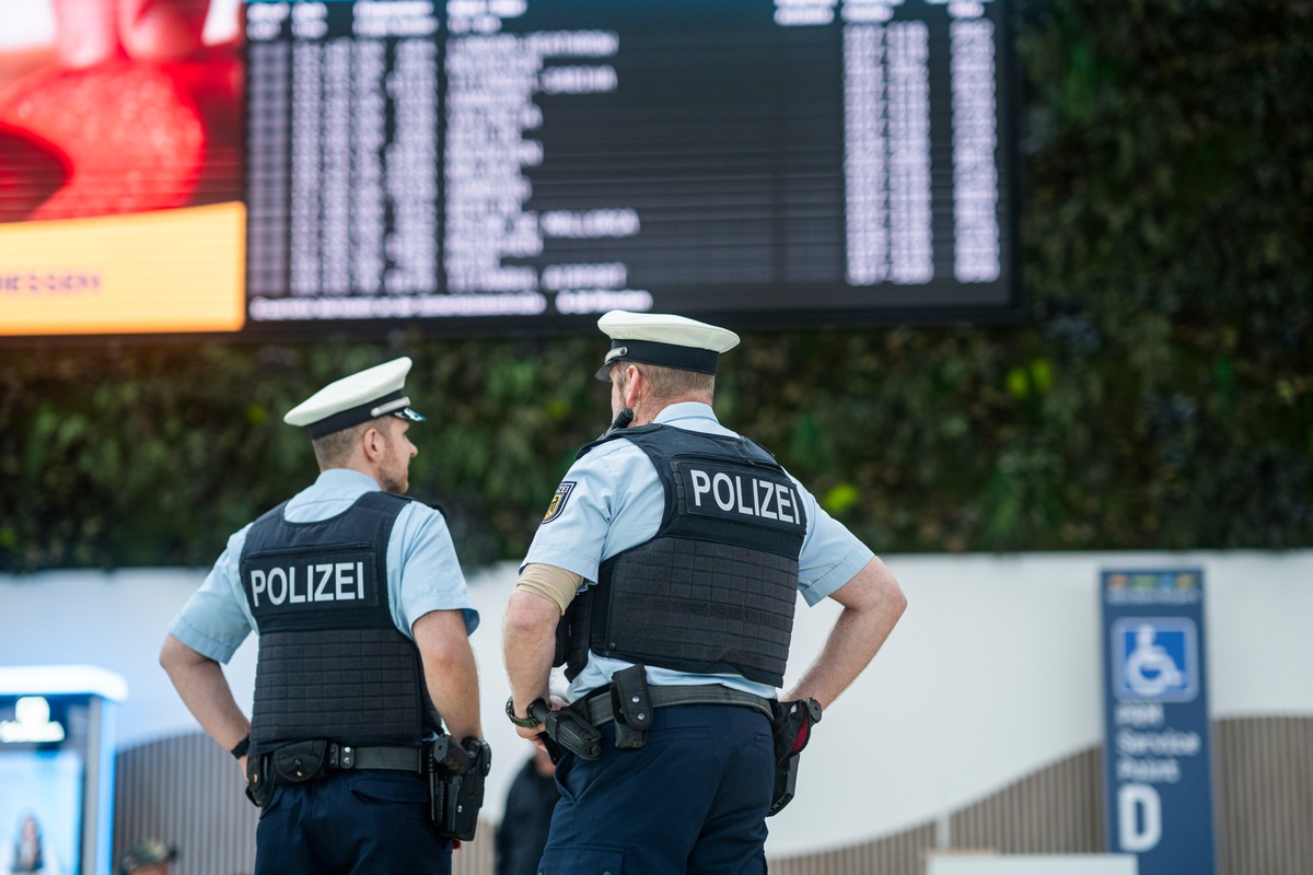 BPOL NRW: Vermisster minderjähriger Gambier hält die Bundespolizei am Flughafen Köln/Bonn auf Trab.