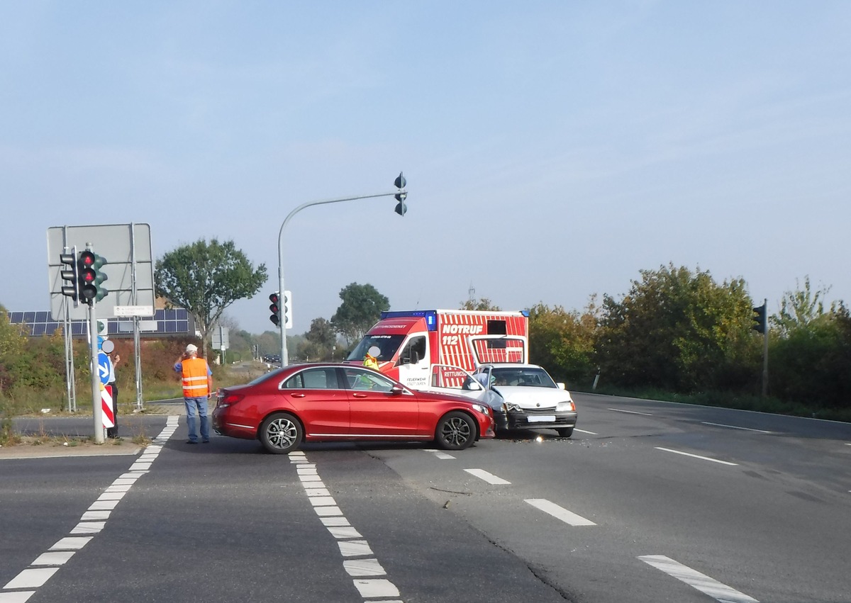 POL-DN: Von der Sonne geblendet und Unfall verursacht