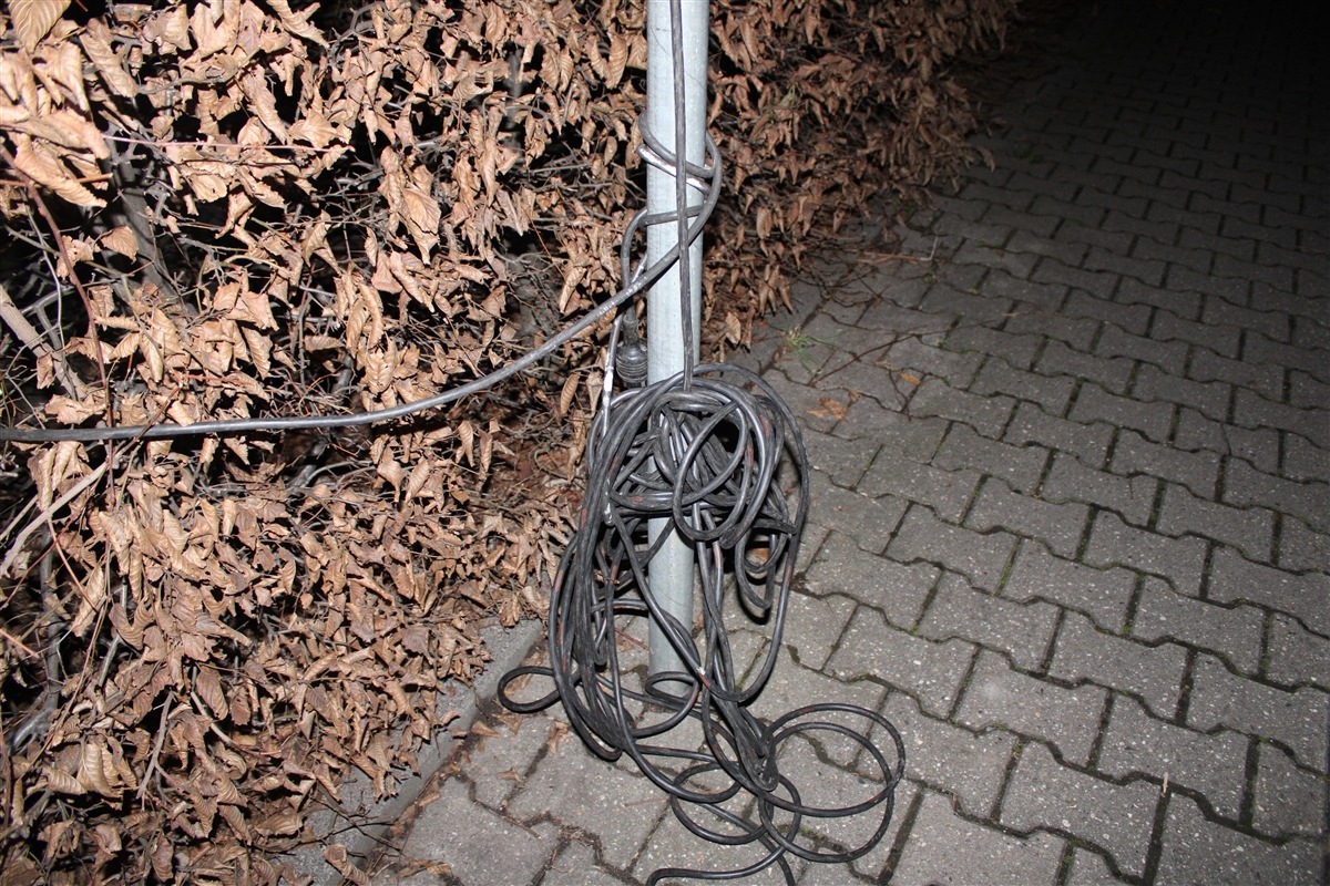 POL-DN: Unbekannte spannen Kabel über Straße