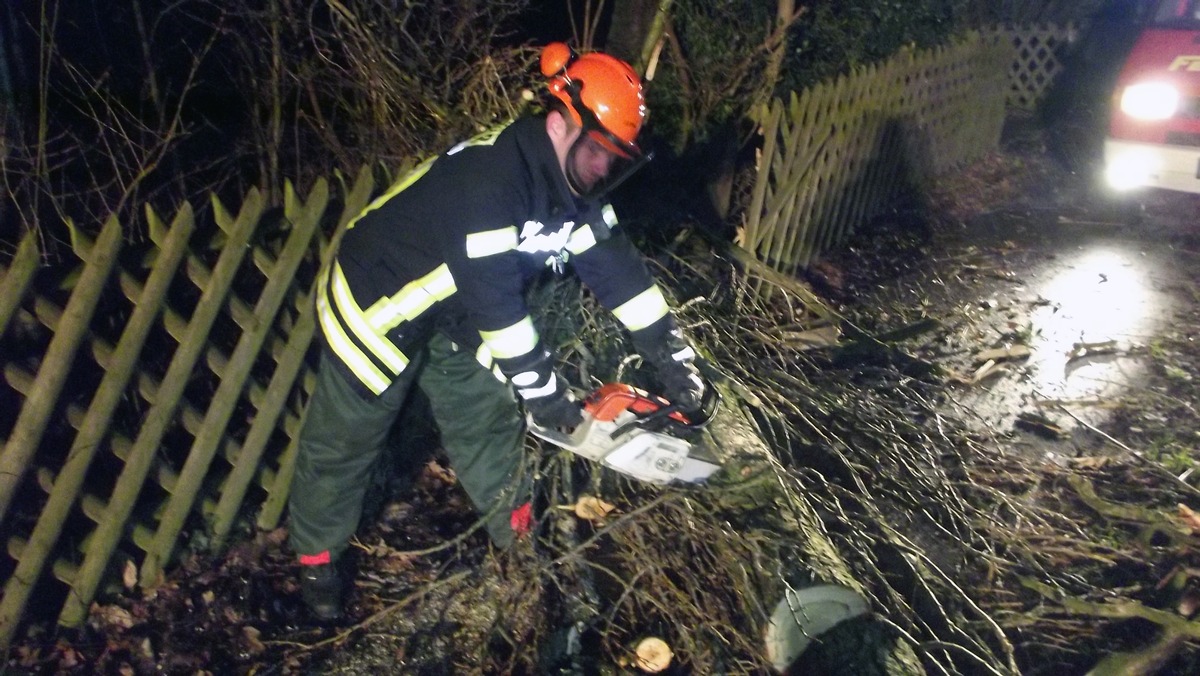 FW-KLE: Sturmtief THOMAS: Einsätze der Feuerwehr Bedburg-Hau / Stromausfall in Teilen der Gemeinde