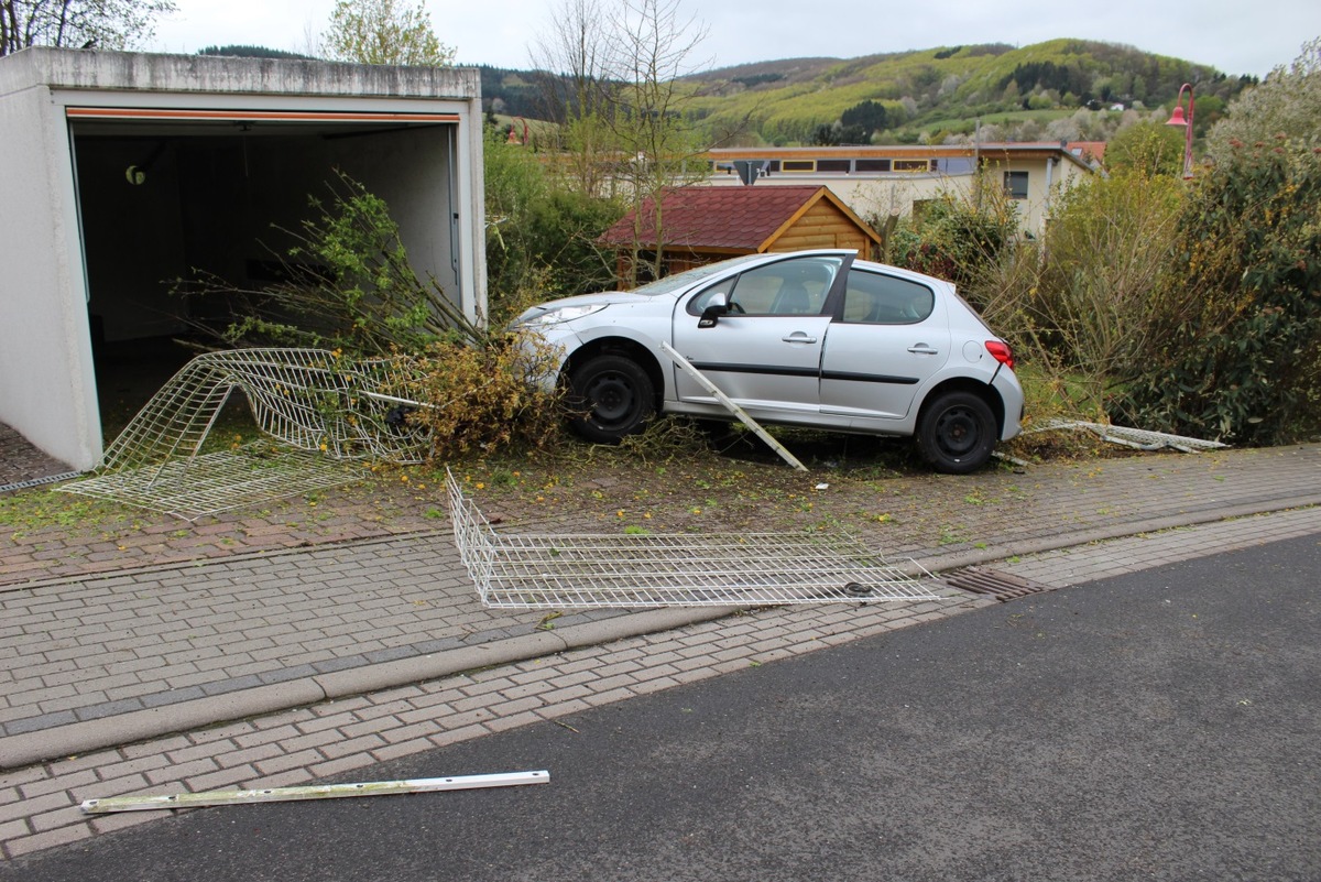 POL-PDKL: PKW durchbricht Zaun und trifft Garage