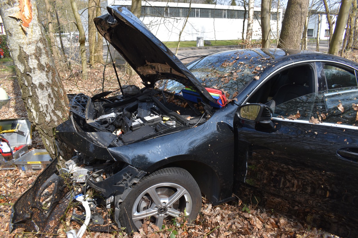 POL-STD: Einbruch in Stader Textilgeschäft, Freistehender Zigarettenautomat in Agathenburg mit Fundament ausgehoben und aufgebrochen, Unfall auf B73 - 71-jähriger Tostedter nach Baumaufprall schwer verletzt