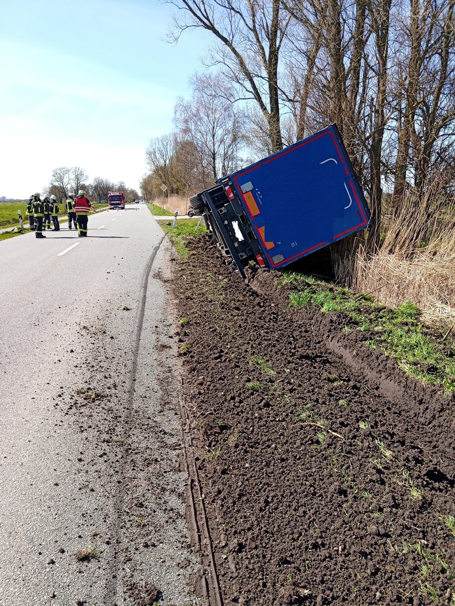 POL-CUX: LKW von der Fahrbahn abgekommen - Fahrer stark alkoholisiert (Lichtbild in der Anlage)