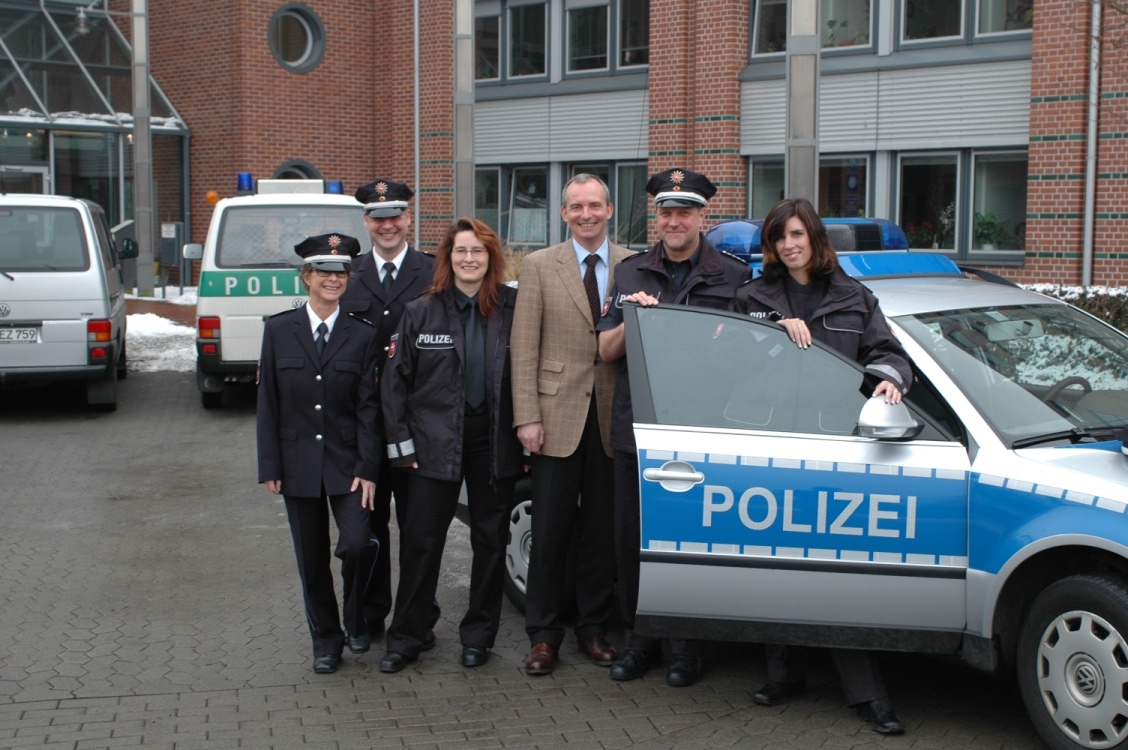 POL-GOE: (142/2006) Polizeipräsident Hans Wargel stellt die blaue Polizeiuniform für die Polizeidirektion Göttingen vor