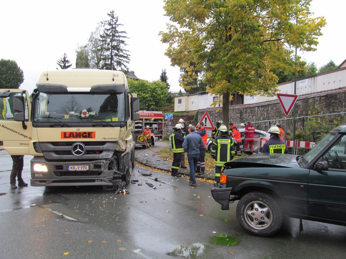 POL-HOL: Gips-Sattelzug rammt zwei Personenwagen / Drei Verletzte bei Unfall in Stadtoldendorf