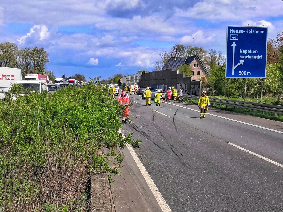 FW Grevenbroich: Drei Verletzte bei zwei Auffahrunfällen auf der A46 bei Grevenbroich / Sprinter klemmt unter LKW-Auflieger - PKW-Crash auf der Gegenspur