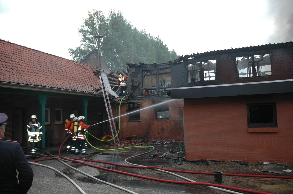 POL-CUX: Großbrand an Schulzentrum - Versicherer setzt hohe Belohnung aus Sachverständiger bestätigt: Es war Brandstiftung