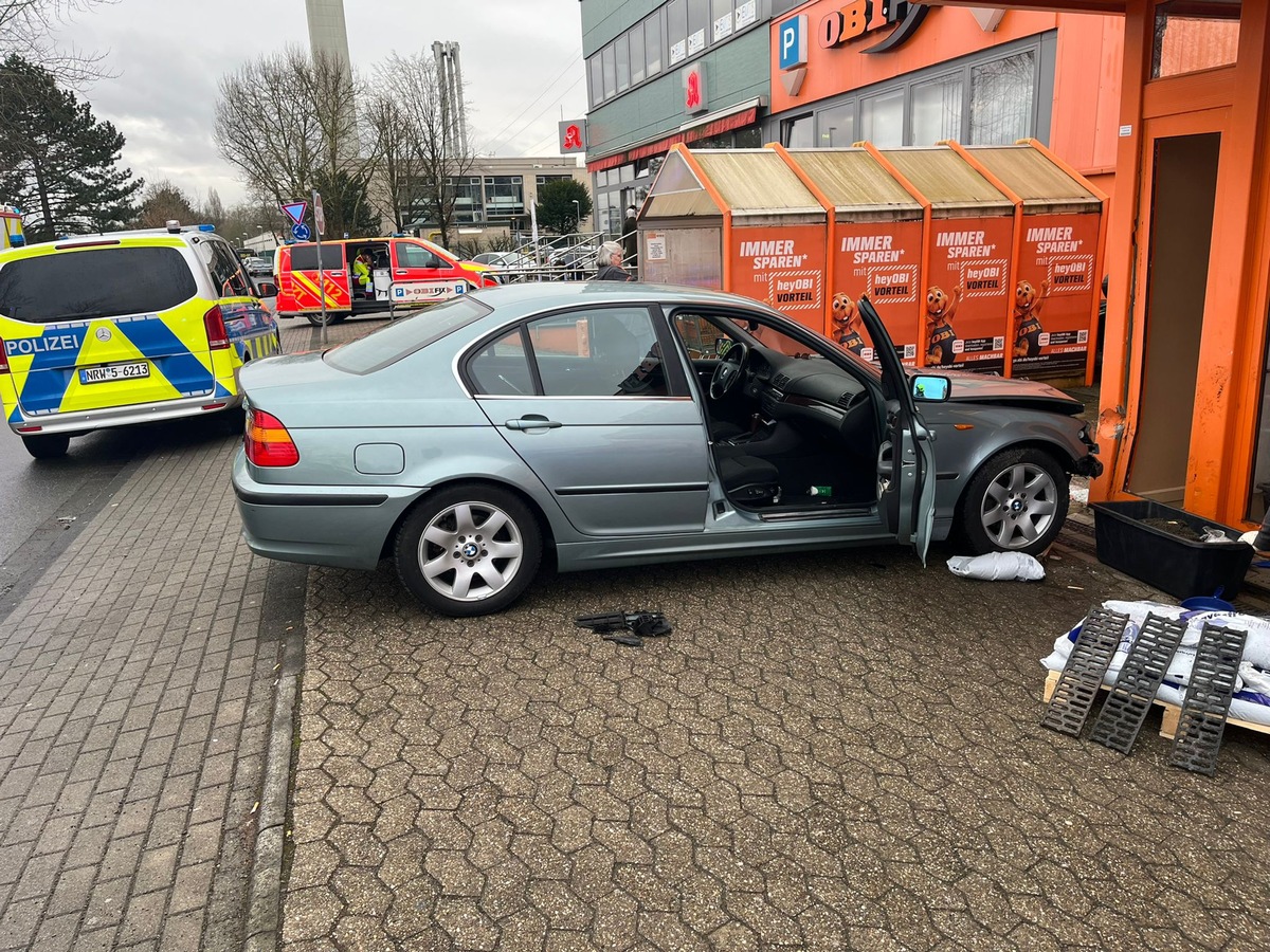 FW Ratingen: Verkehrsunfall - PKW fährt in Geschäftshaus