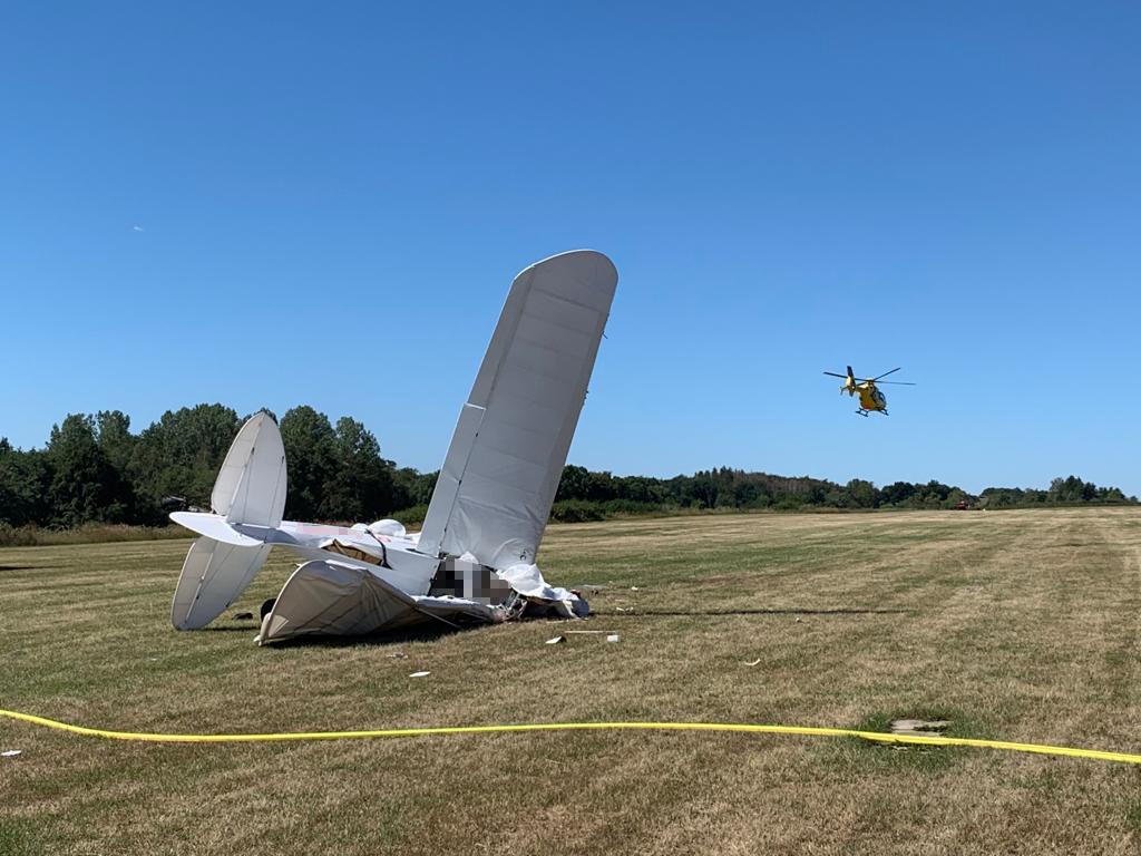 POL-MK: Leichtflieger abgestürzt: Pilot stirbt - Passagier lebensgefährlich verletzt