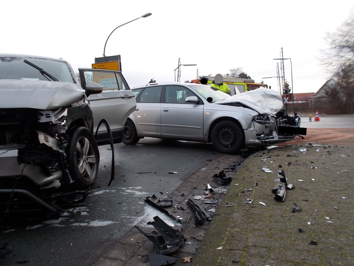 POL-MI: Zwei Verletzte nach PKW-Unfall