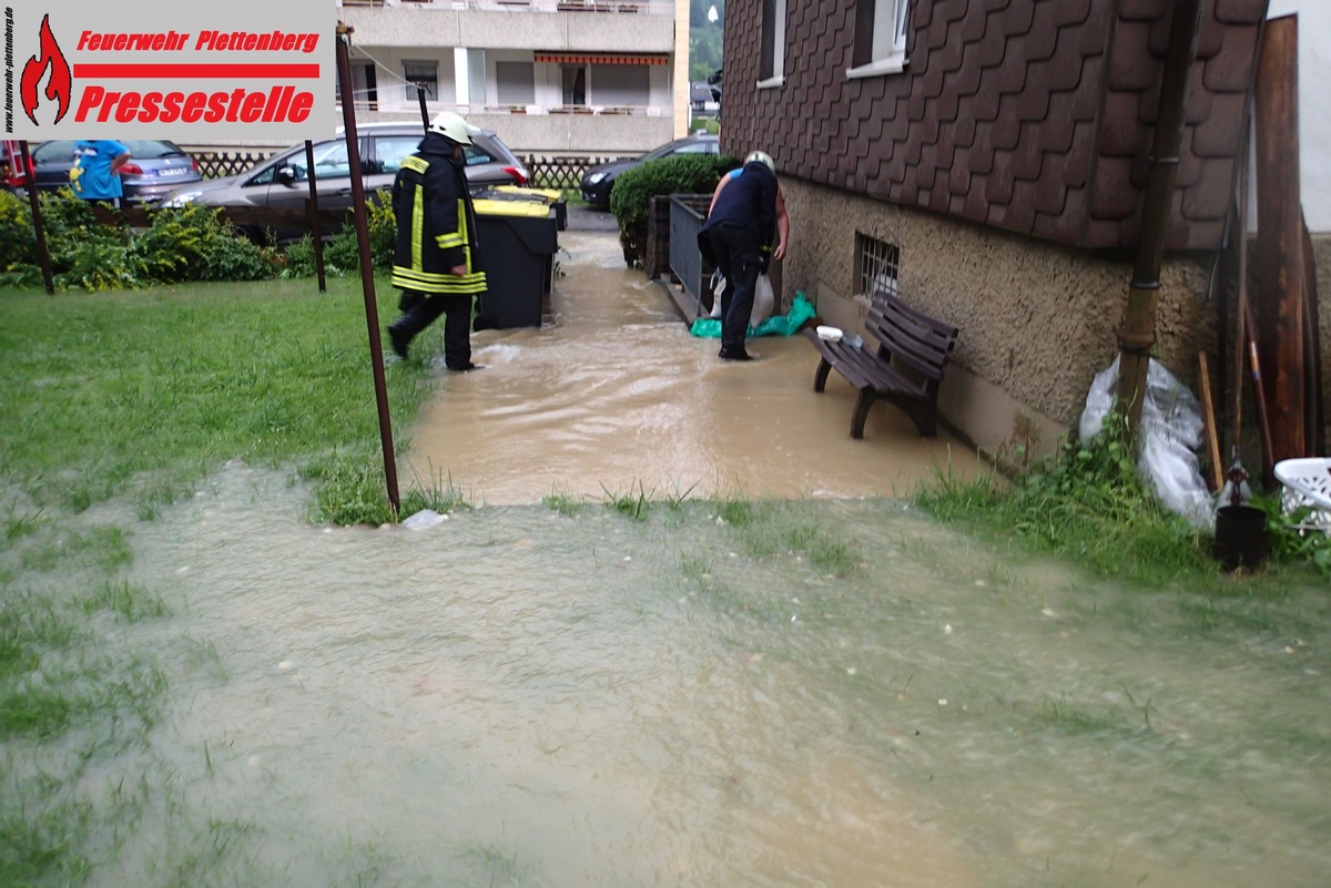 FW-PL: Abschlussmeldung: Feuerwehr Plettenberg noch bis in die Nacht im Einsatz. Schwere Schäden im alten Hallenbad. Gewässerverunreinigung im Untergraben der Lenne. Eine verletzte Person in Böddinghausen.