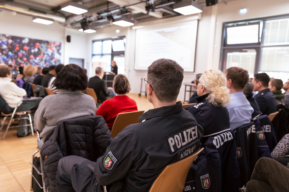 POL-RE: Recklinghausen: Mit Prominenz gegen Hass und Hetze - Prof. Dr. Khorchide bei Veranstaltung von Polizei und Schulen