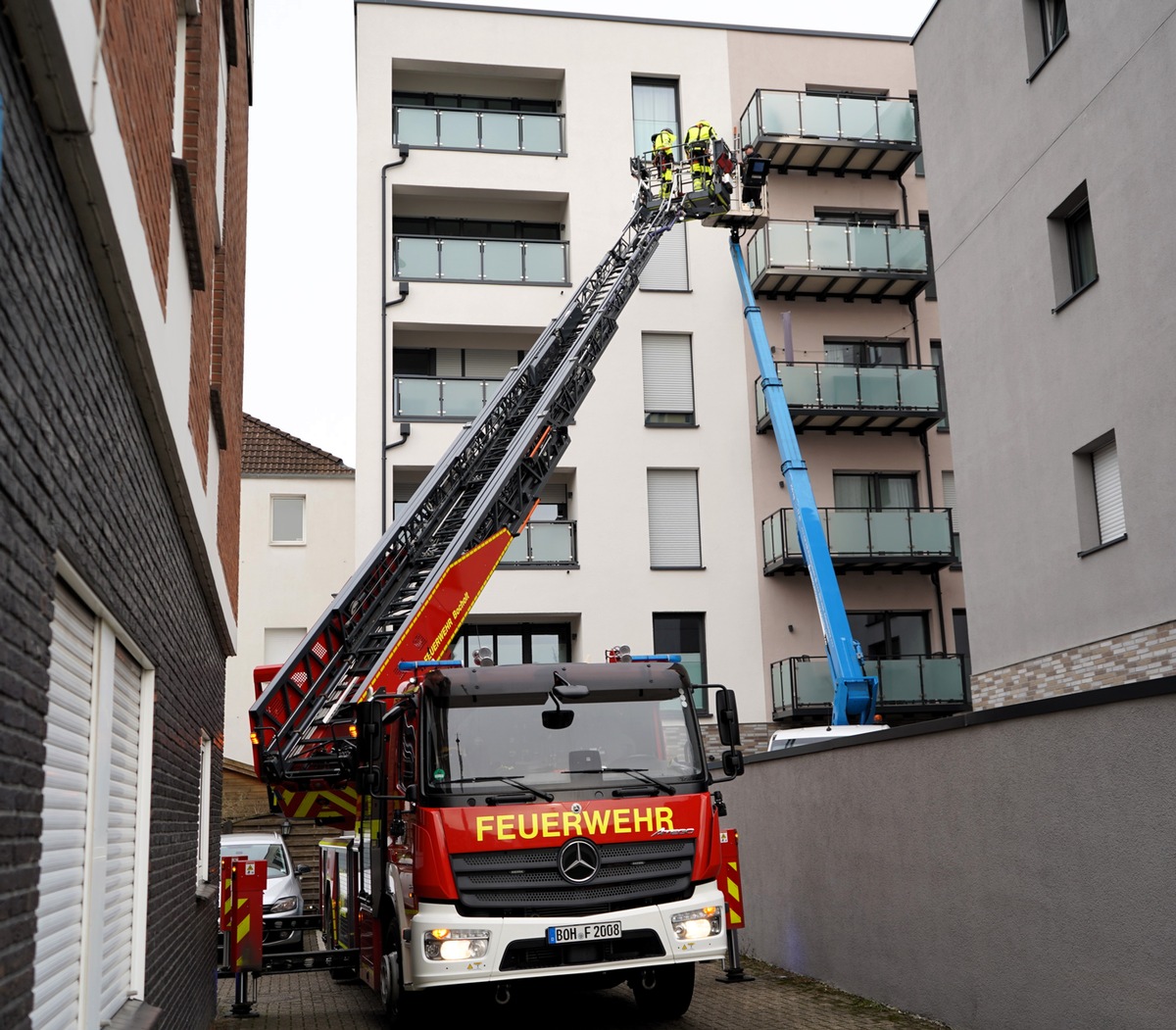 FW Bocholt: Feuerwehr Bocholt rettet zwei Personen aus defektem Hubsteiger