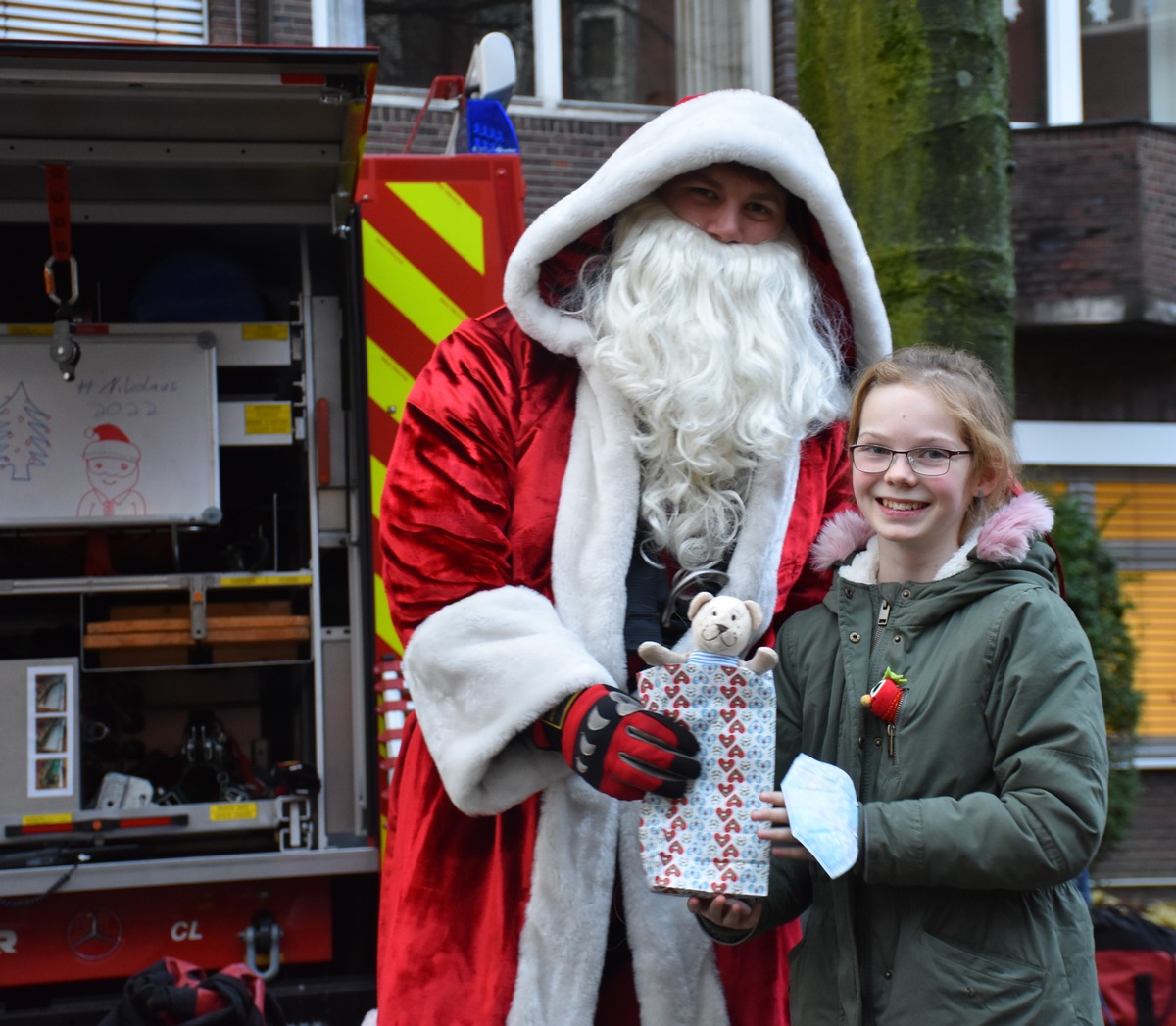 FW-DO: Nikolaus beschenkt Kinder im Städtischen Klinikum Dortmund