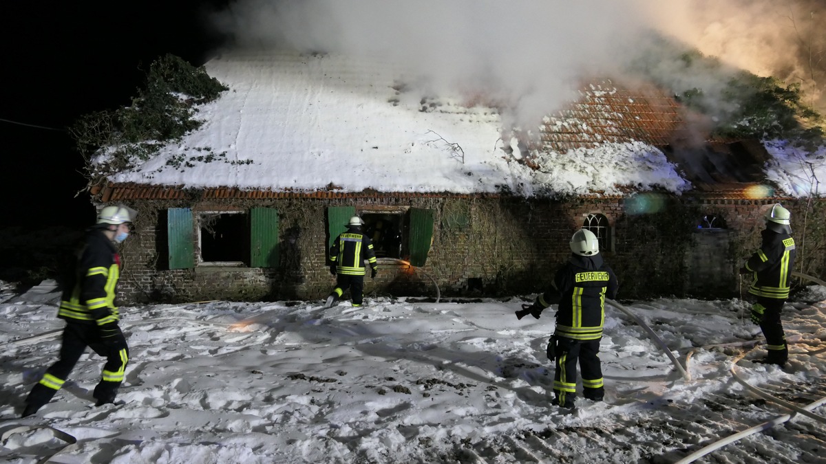 Feuerwehr Kalkar: Gebäudebrand in Kalkar Kehrum