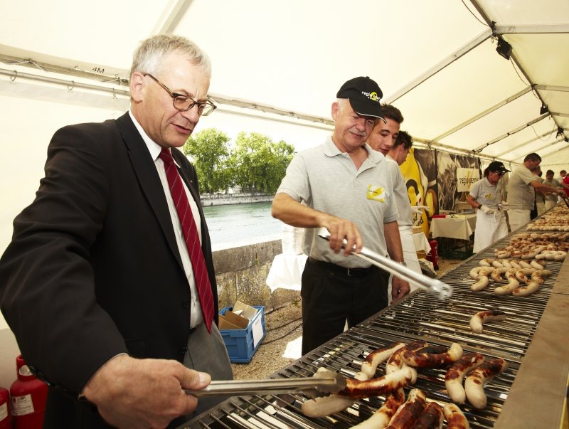 Der längste Gasgrill der Welt misst 20m 58cm 8 mm / Er wurde zum 150Jahr-Jubiläum der Regio Energie Solothurn in Betrieb genommen