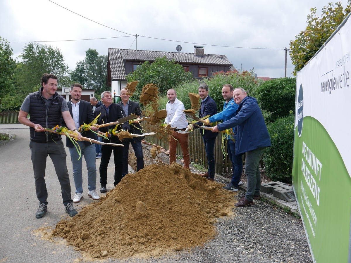 Symbolischer Spatenstich für die Nahwärme in Beuren