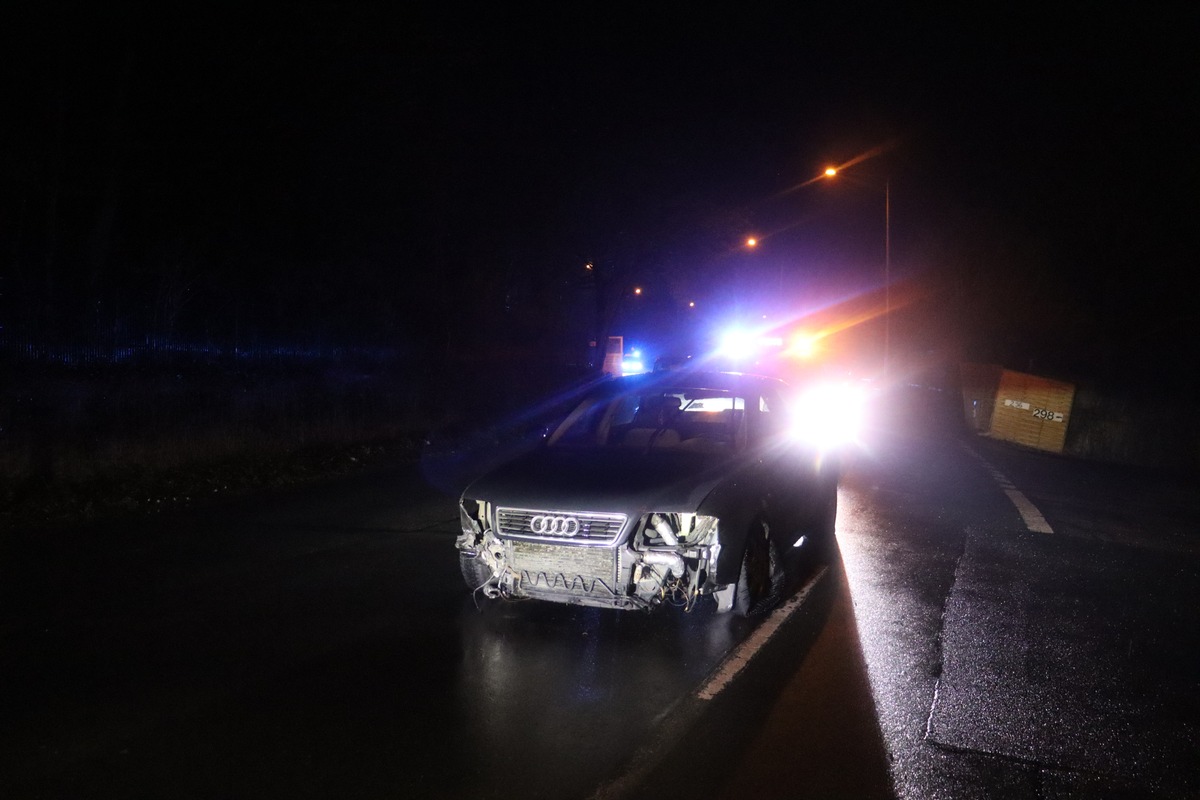 POL-HF: Verfolgungsfahrt endet in Gartenzaun- Fahrer flüchtet von Unfallstelle