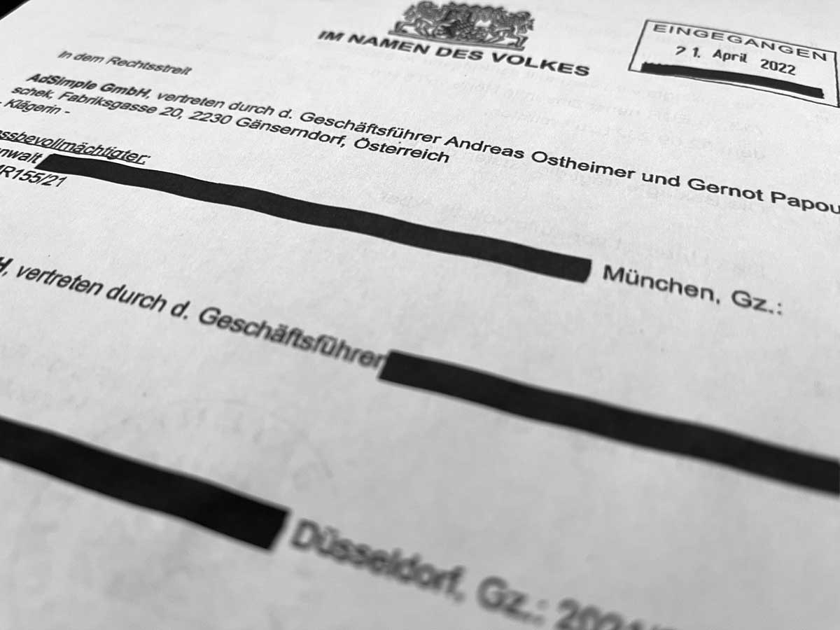 AdSimple erzielt Anerkenntnisurteil nach Klage wegen unberechtigter Nutzung von Datenschutztexten