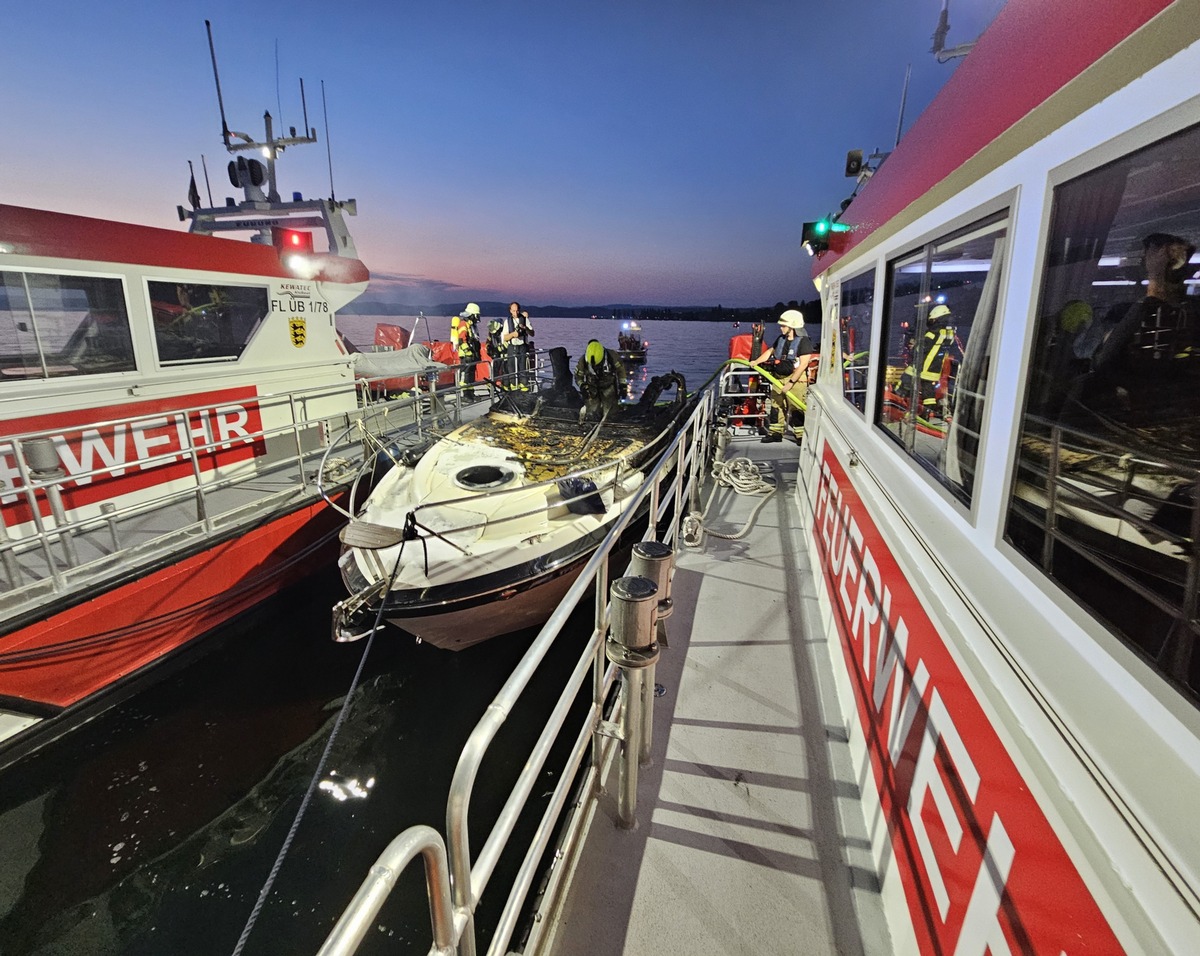 FW Konstanz: Brennendes Motorboot auf dem Bodensee