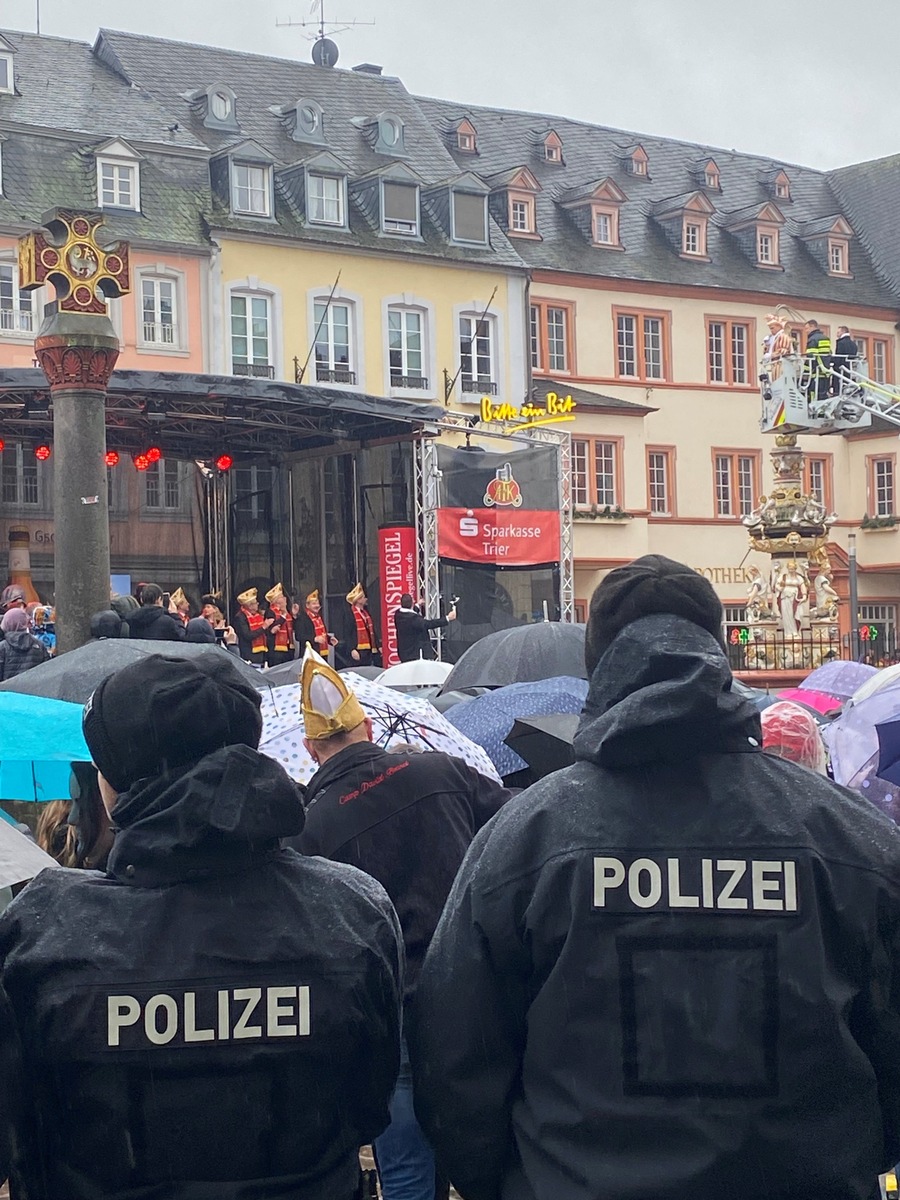 POL-PPTR: 1.000 Fastnachter trotzen dem Regen und feiern friedlich auf dem Hauptmarkt