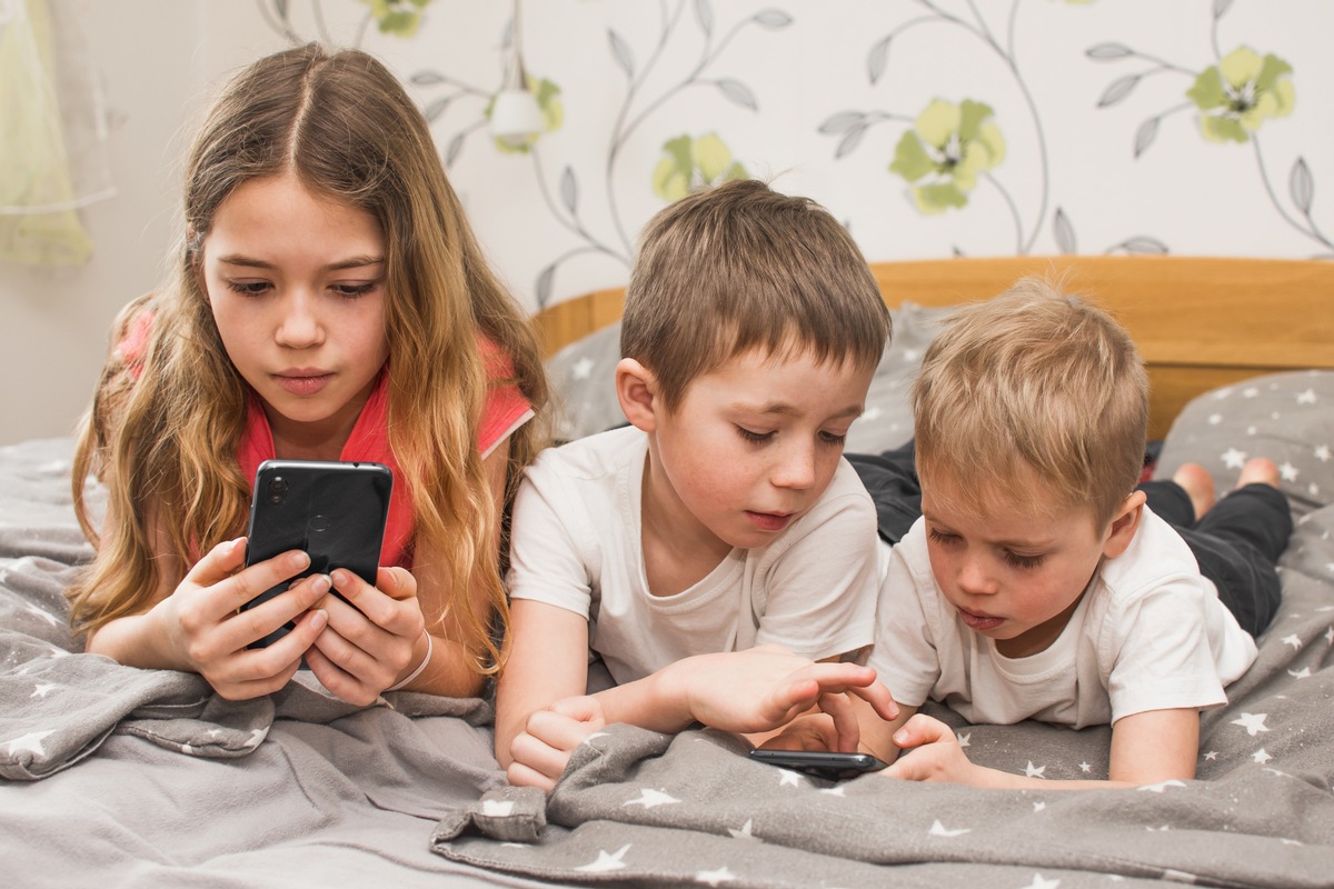 Mediensicher in die Schule! / Neues klicksafe-Materialpaket zum Schulstart 2024