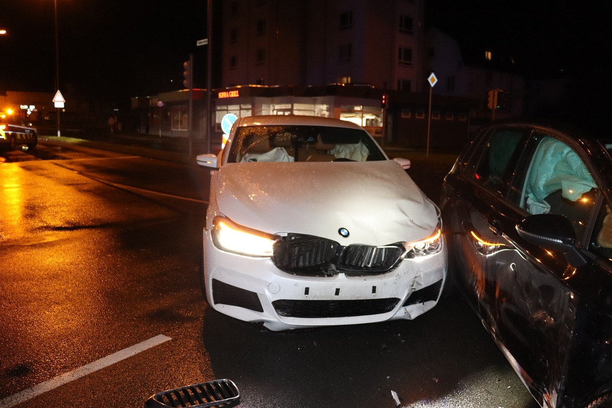 POL-HF: Rotlicht missachtet - Zwei Autofahrerinnen leicht verletzt