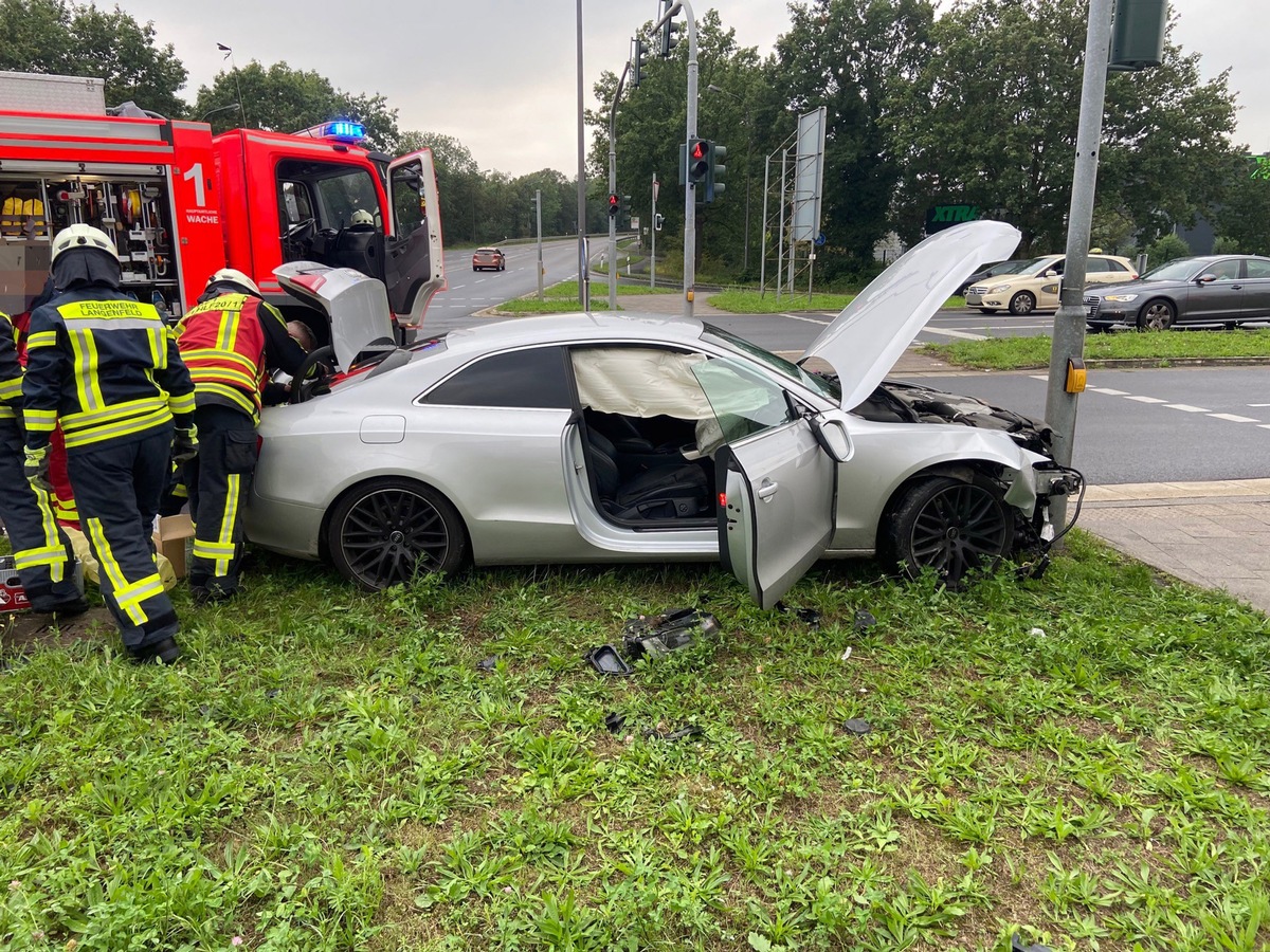 POL-ME: Von der Fahrbahn abgekommen und verunfallt - Langenfeld - 2109077