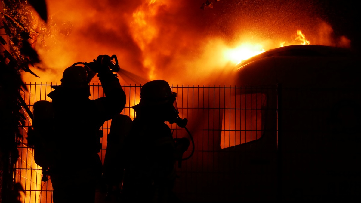 FW Celle: Drei Fahrzeuge brennen in der Uferstraße - Feuer droht auf Gebäude überzugreifen!