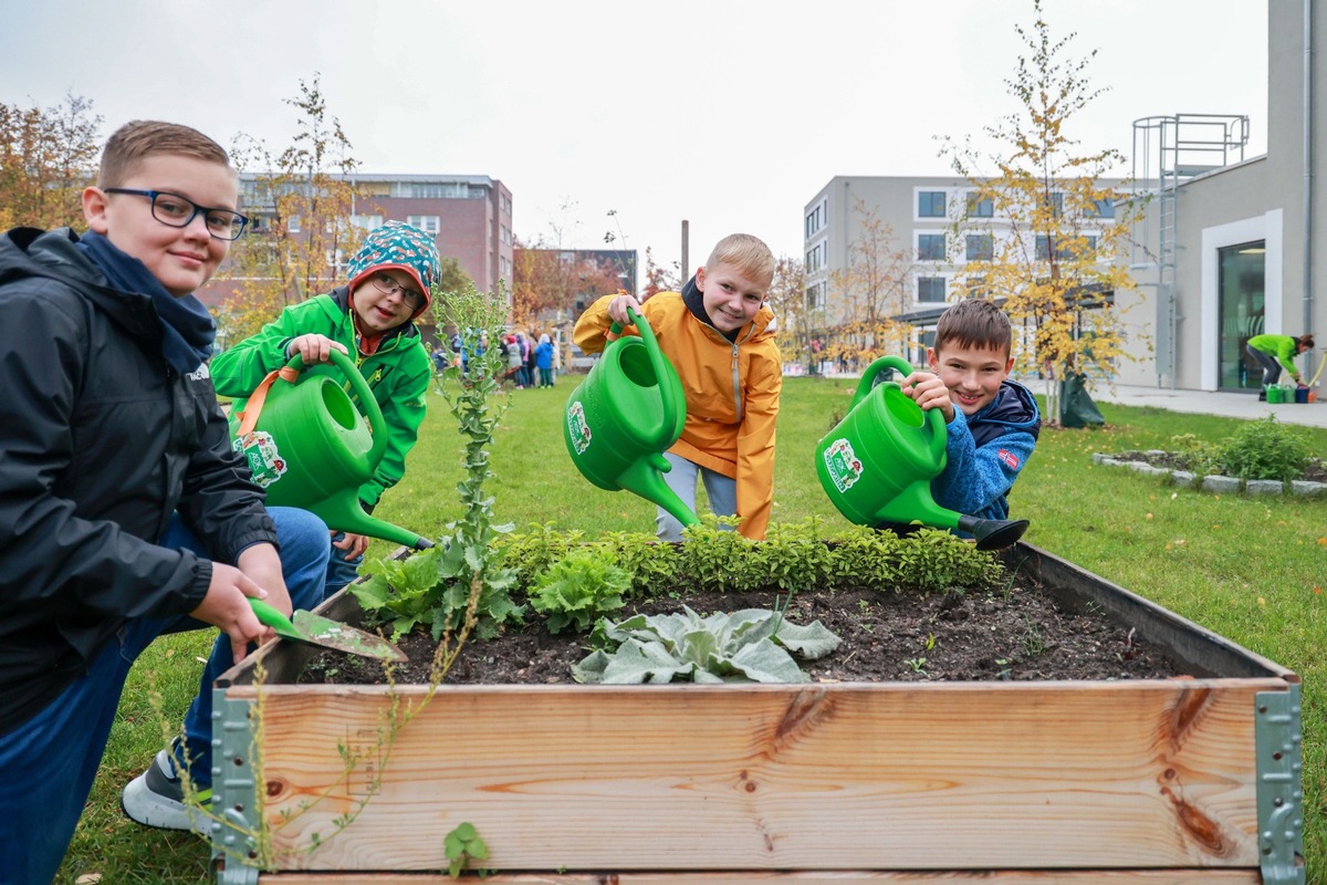 Grundschule Letzlingen startet Schulgarten-Projekt mit AOK / Gemäß dem Letzlinger Schulmotto: „Zusammen wachsen- Zusammenwachsen“ möchte die AOK Kindern Naturbewusstsein und nachhaltige Ernährung vermitteln