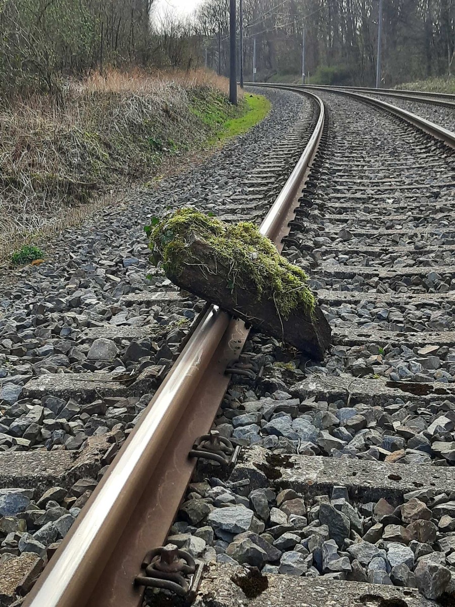 BPOL NRW: Gefährlicher Eingriff in den Bahnverkehr - Mann legt Gegenstände auf Schienen - Schnelle Reaktion vom Triebfahrzeugführer