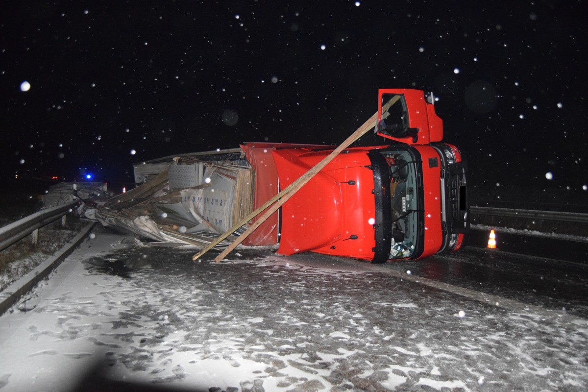 POL-PDKL: A6/Wattenheim, Lastzug kracht in Schutzplanken und kippt um