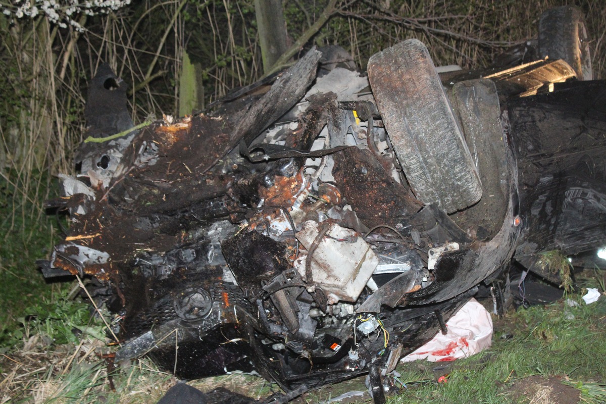 POL-COE: Rosendahl - Osterwick, Wirtschaftsweg Höpingen 
Verkehrsunfall mit lebensgefährlich und schwer verletzten Personen
 Sa., 06.04.2019, 01.15 Uhr