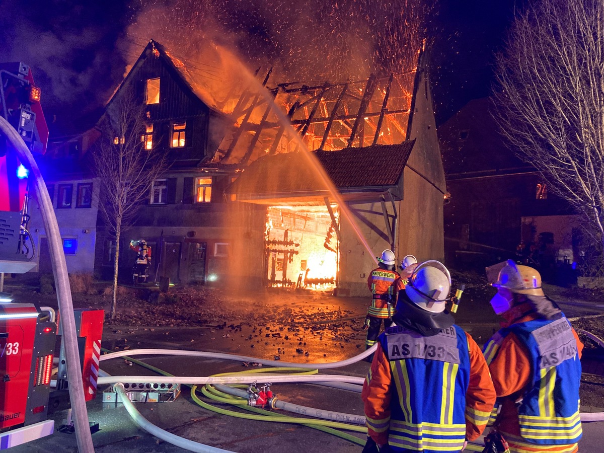 KFV-CW: 600.000 Euro Schaden bei Dachstuhlbrand in Altensteig - Feuerwehr rettet Frau aus Nachbargebäude