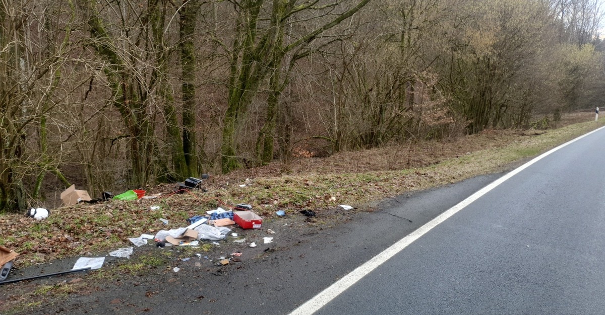 POL-LDK: Illegal in Nanzenbach Müll entsosrgt+Wieder PKW-Diebstahl in Aßlar+Feuer in Dachgeschosswohnung in Lahnau-Atzbach+Einbrecher am Werk+Gurtmuffel im Visier+Nachtrag zur unfallflucht in Haiger