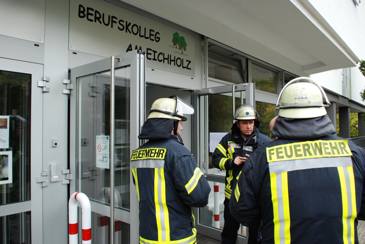 FW-AR: ABC-Großlage am Berufskolleg erfordert Einsatz von Feuerwehr und Rettungsdienst