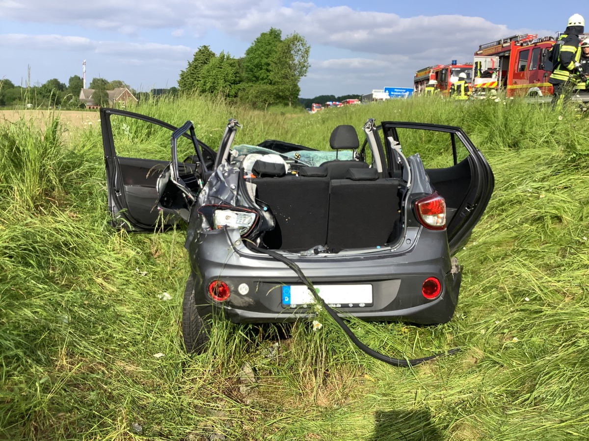 FW Oelde: Verkehrsunfall mit einer schwerverletzten Autofahrerin auf der A2.