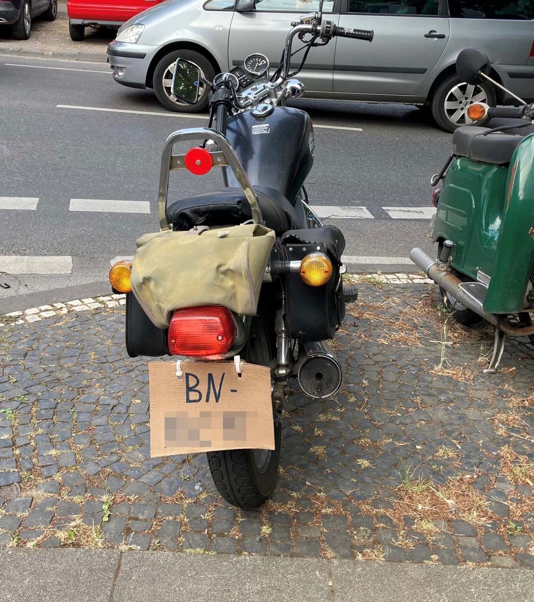 POL-BN: Motorradfahrer in Bonner Weststadt kontrolliert - Pappschild als Kennzeichen und Ermittlungen wegen des Verdachts des Fahrens unter Drogeneinwirkung