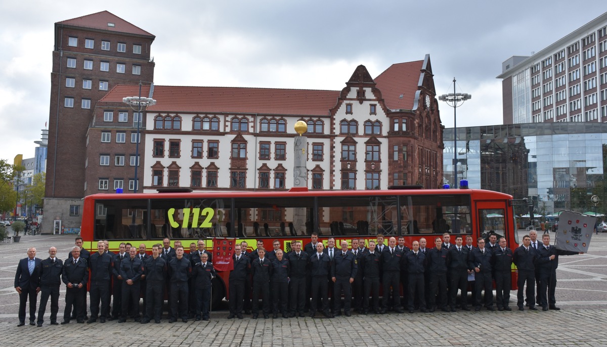 FW-DO: AUSBILDUNG BEI DER FEUERWEHR
Feuerwehrleute beenden und beginnen ihre Ausbildung