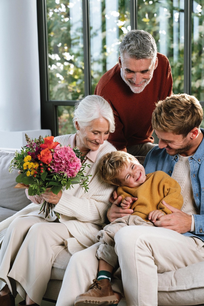 Zum Großelterntag am 8. Oktober 2023 / Silber im Haar, Gold im Herzen: Oma und Opa haben ein blumiges Dankeschön verdient