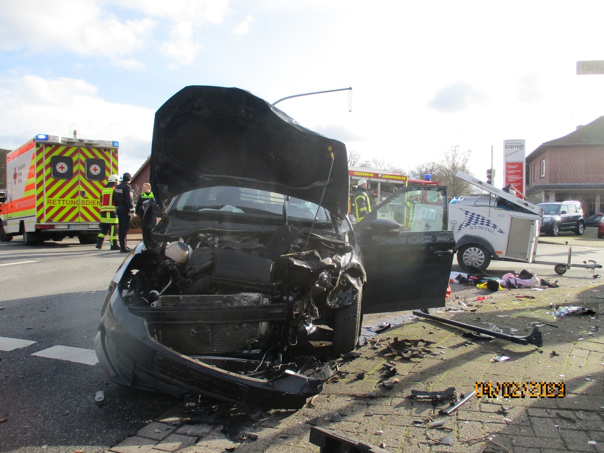 POL-STD: Unbekannter Räuber überfällt Stader Tankstelle - Polizei sucht Zeugen, Vier leicht verletzte Autoinsassen bei Unfall in Ahrenswohlde