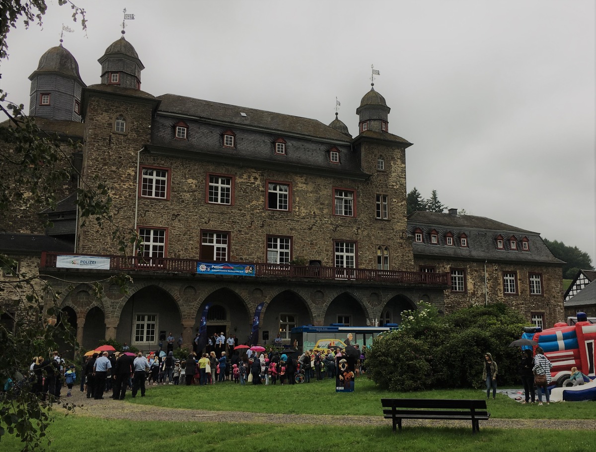 POL-GM: Polizeipuppenbühnenfestival auf Schloss Gimborn