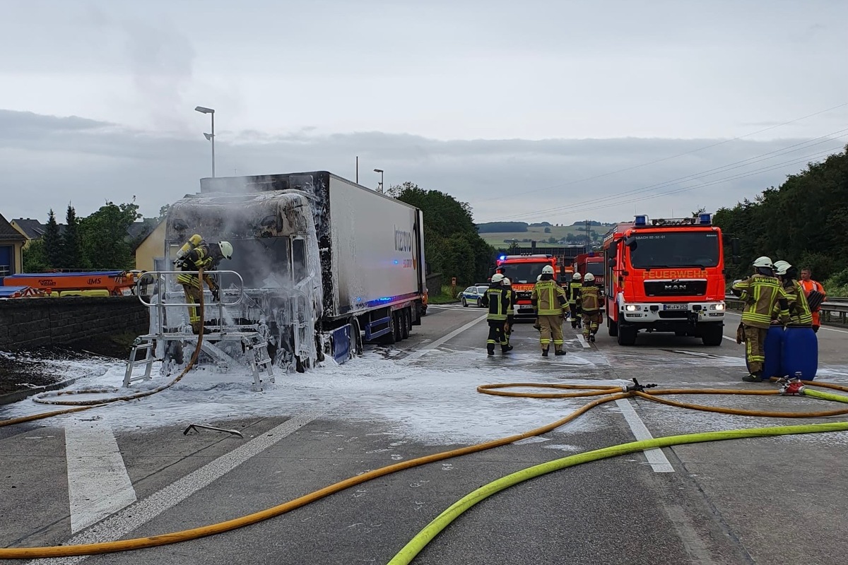 FW VG Asbach: Brennender LKW sorgt für langen Rückstau auf der A3