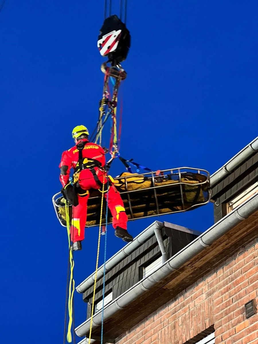 FW-MG: Feuerwehrkran und Höhenretter in Kempen im Einsatz